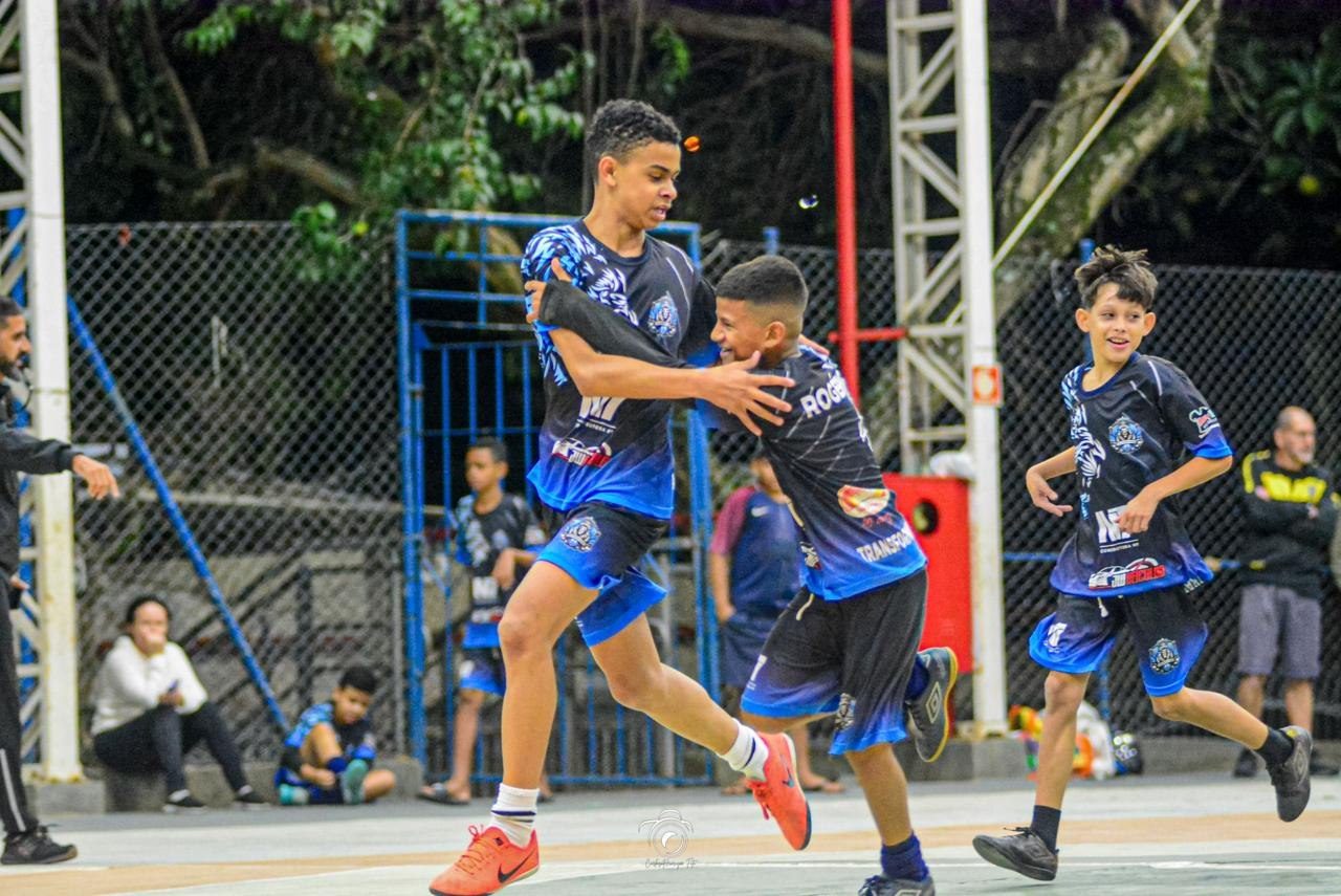 Treino de futebol na quadra
